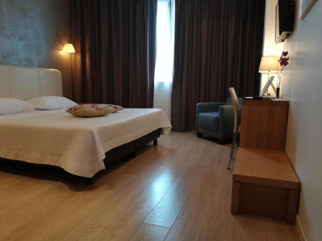 Family Room,1591489877:JPEG
